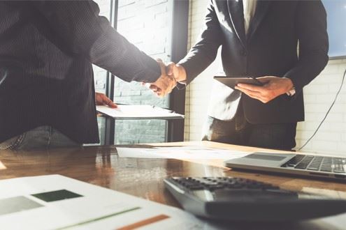 client shaking hands with their personal injury lawyer